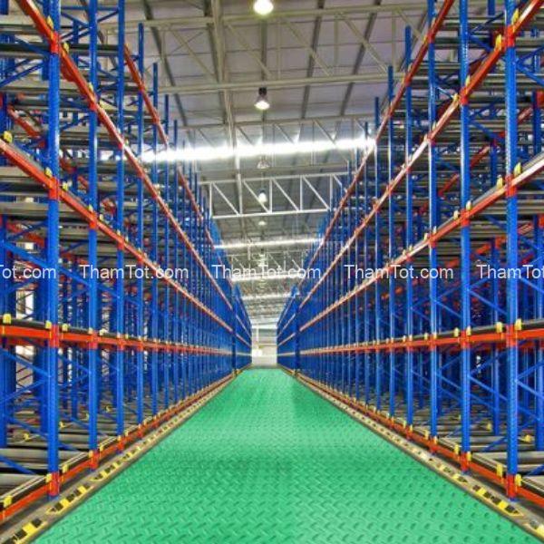 Thảm nhựa chống trơn trượt xanh