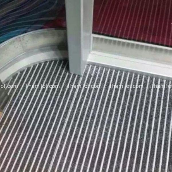 tham-nhom-trai-san-chong-truot-20mm-4 Thảm nhôm màu xám